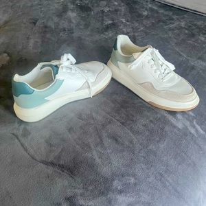 Universal threads white sneaker
